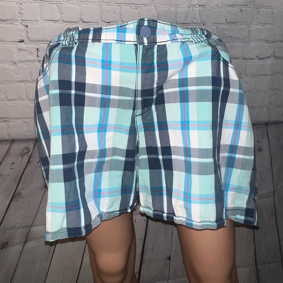 Lee Pants - Lee Natural Fit Blue, Green & White Plaid Cargo shorts size 18